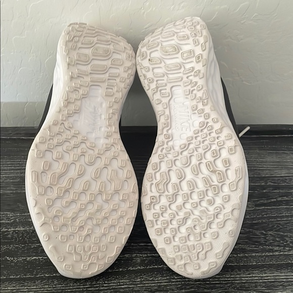 Nike Black and White Running Shoes - Picture 3 of 5